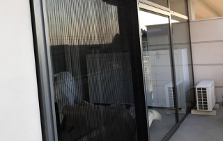 chiusura veranda con zanzariera plissettata e infissi in alluminio