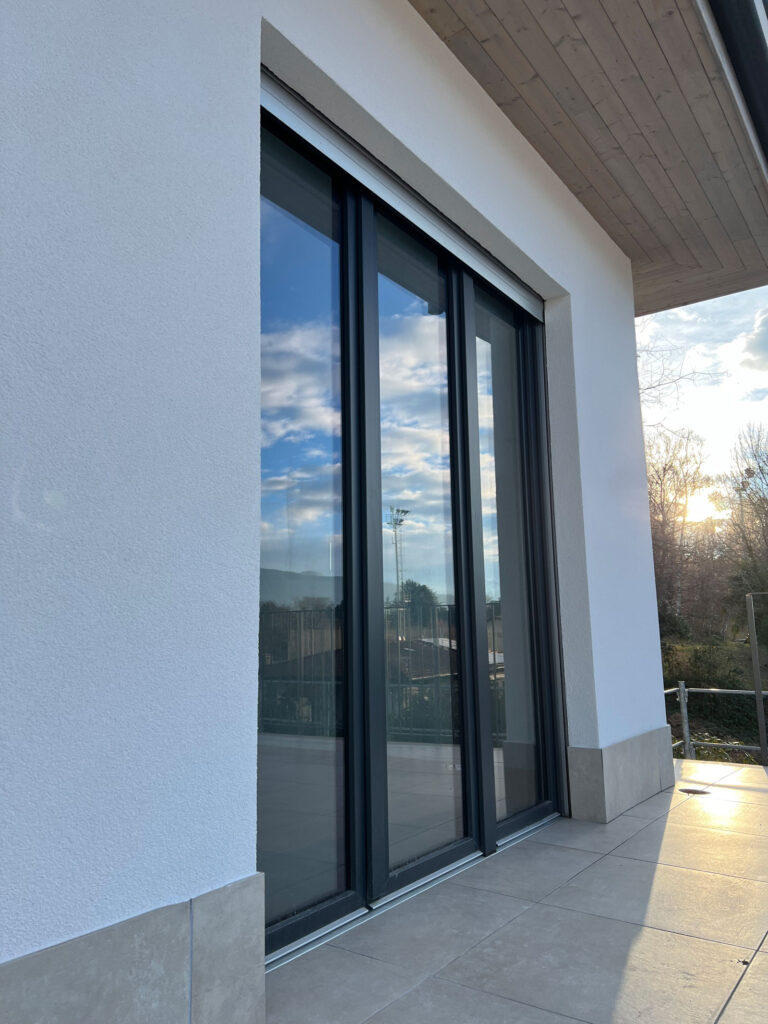 Finestra in PVC grigio antracite