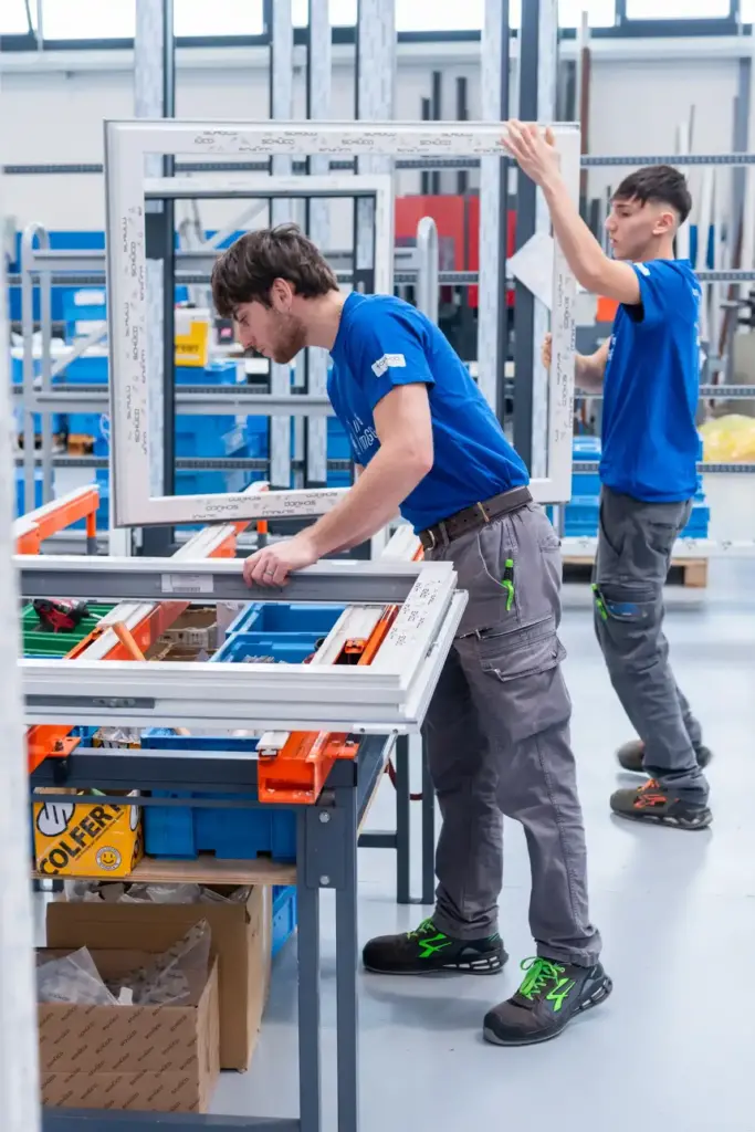 tecnici al lavoro su infissi schueco