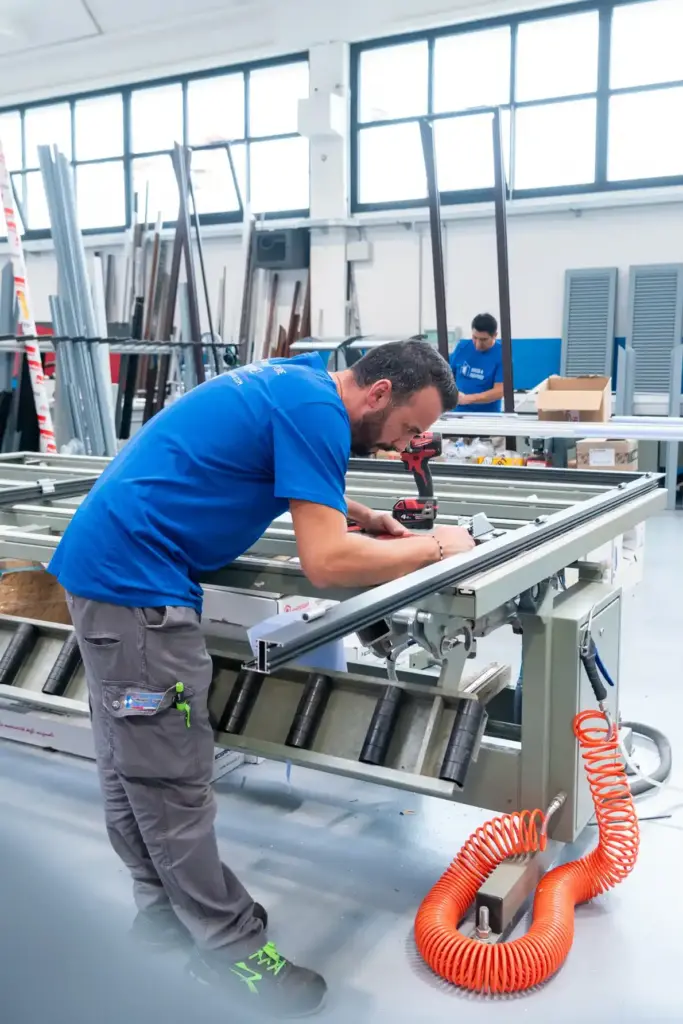 Operai di infissi e montaggi che lavorano