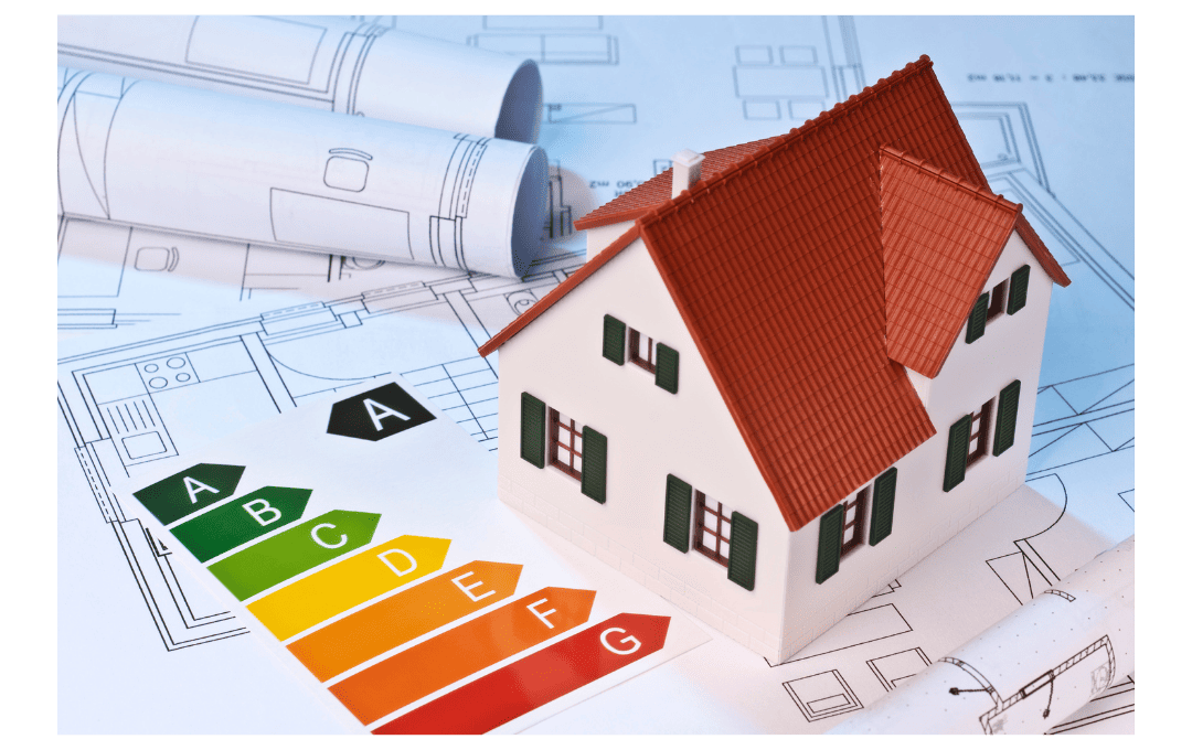 Casa in miniatura su progetto con valori di trasmittanza termica