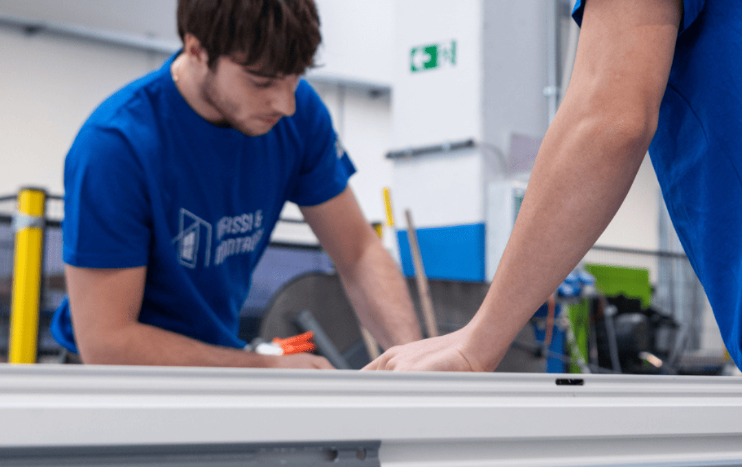 Operai di Infissi e Montaggi al lavoro su profili Schueco